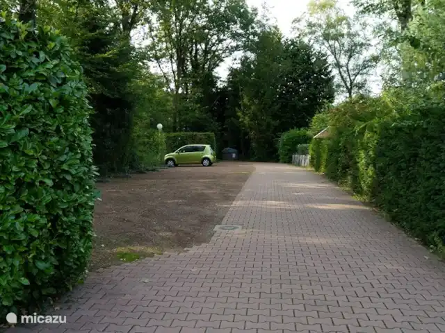 Een ruime parkeerplaats voor als u gasten wilt ontvangen.
